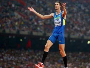 Mην το δοκιμάσετε στο σπίτι! - Άλτης του ύψους κάνει πήχη την... γυναίκα του!(βίντεο)